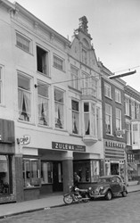 <p>Foto van de voorgevels van Oudestraat 100 en 102 uit 1965 (beeldbank RCE). </p>
